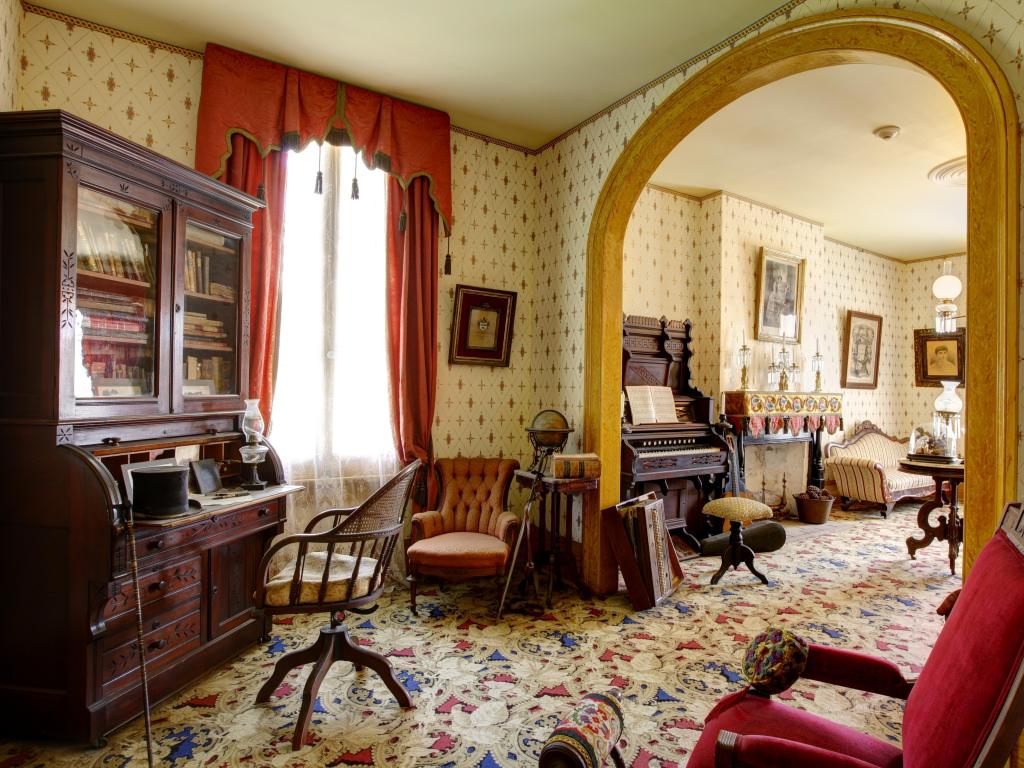Old fashioned living room in Whaley House