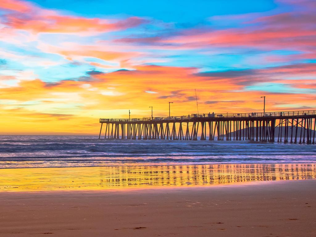 Pastel sunset behind the pier at Pismo Beach, California
