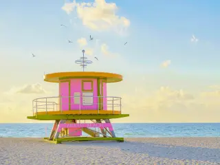 Pink lifeguard hut on Miami Beach with the ocean in the background