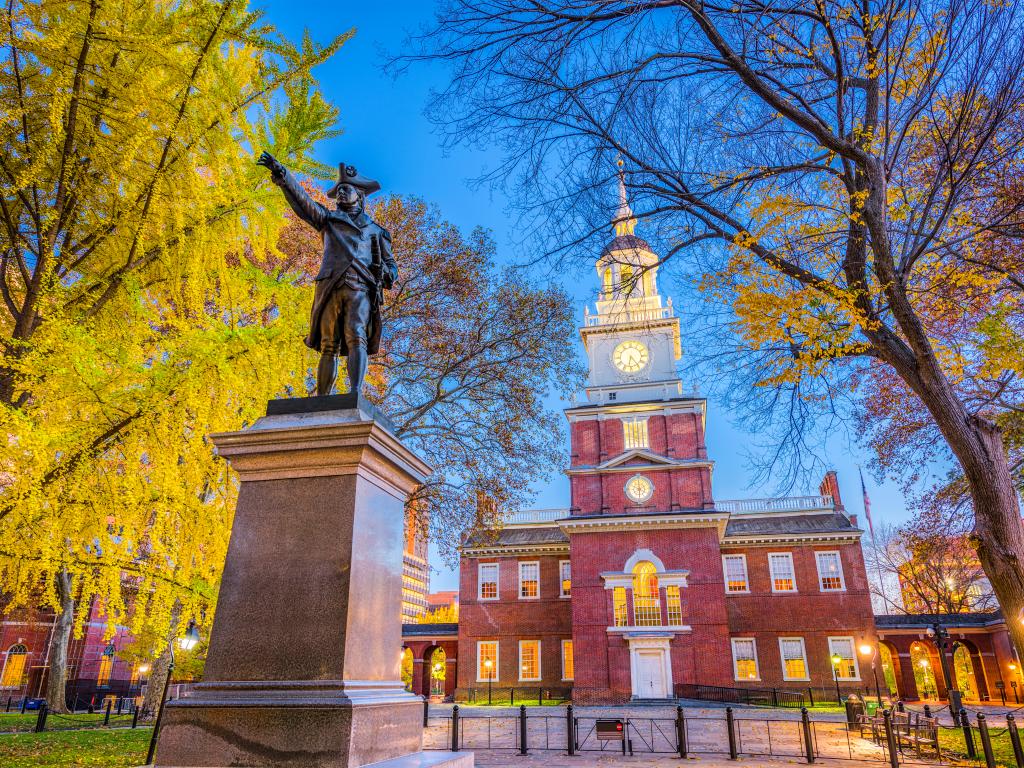 Independence Hall and statue of George Washington in Philadelphia, Pennsylvania