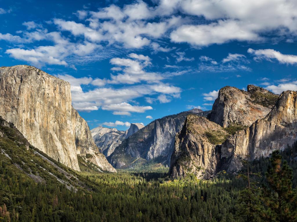 Yosemite National Park Valley from Tunnel View, bright views surrounded by Yosemite peaks