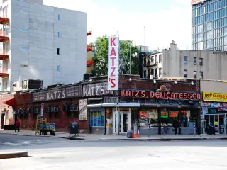 Exterior of Katz Delicatessen 