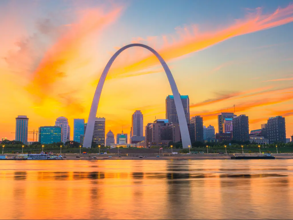 St. Louis, Missouri skyline with the Gateway Arch in the middle at sunset.