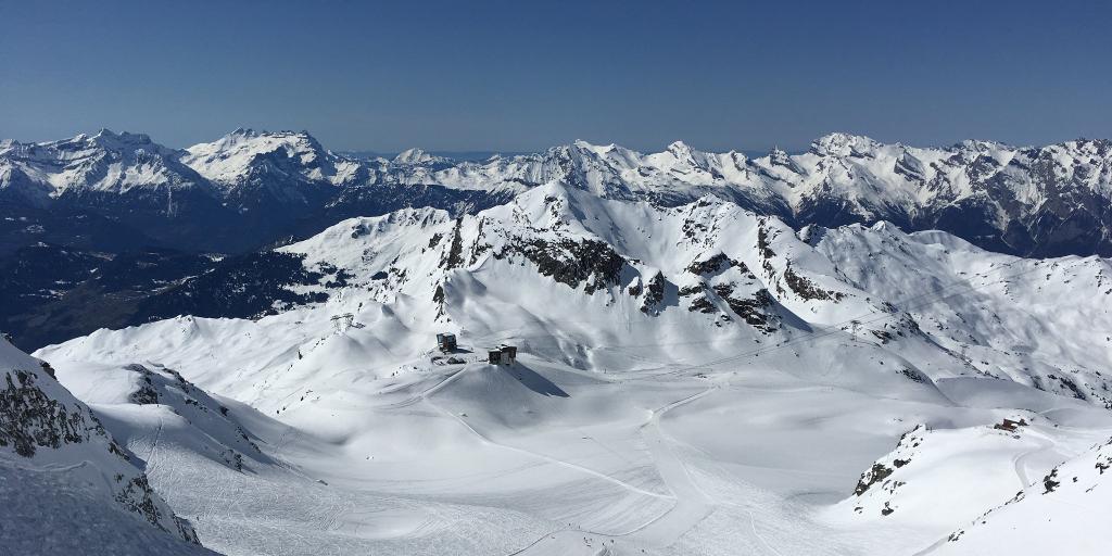 A wide open piste with only a few people on it in Verbier