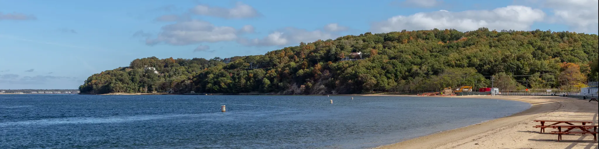A shoreline in Shelter Island during a bright sunny day.