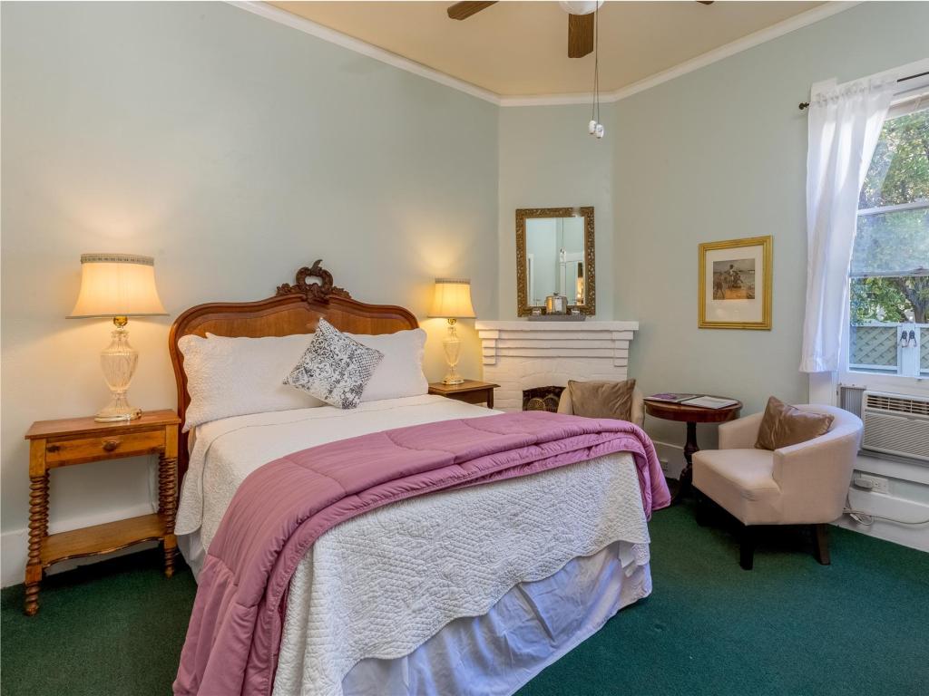Quaint and traditional Queen Suite at Cherokee Lodge, decorated in pastel colours and wooden furniture