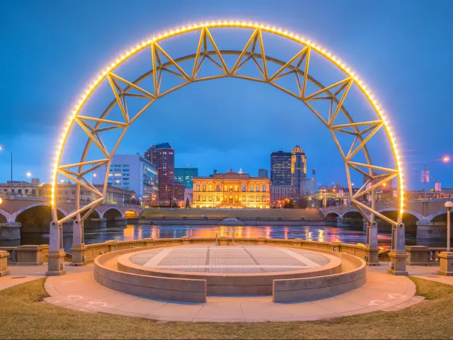 Des Moines, Iowa, USA with the skyline at night.