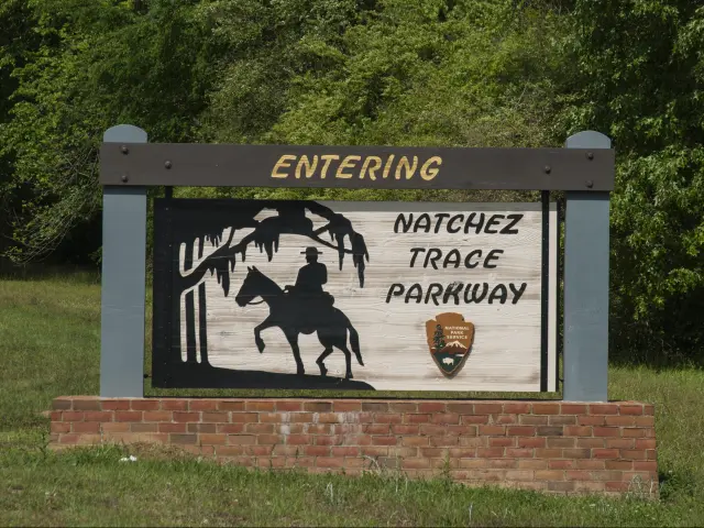 Where should I stay on the Natchez Trace Parkway?