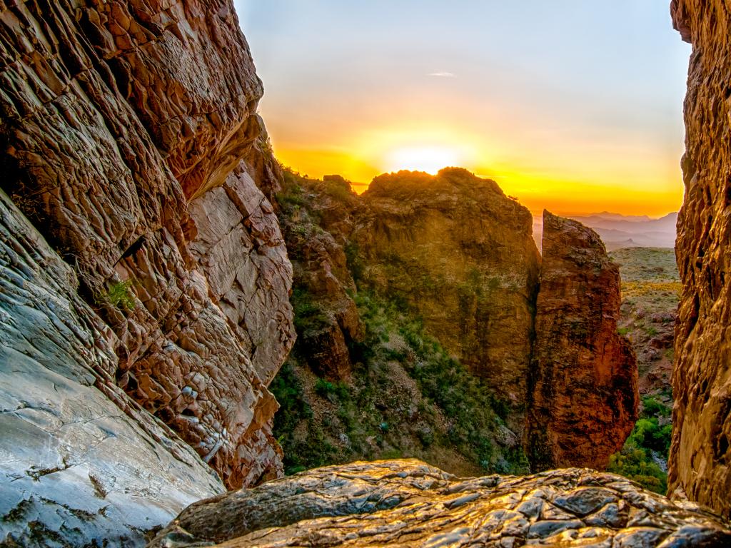 Sonnenuntergang über den Bergen und der Wüste - Blick vom Window Trail im Big Bend National Park, Texas