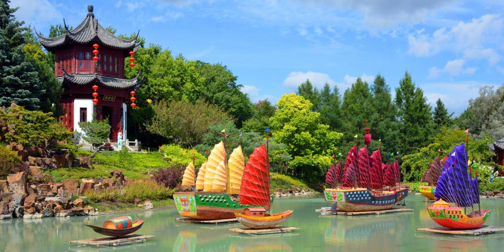 Colourful boats and a hut in the Chinese garden 