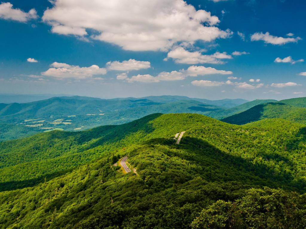 View of the Blue Ridge Mountains from Little Stony Man Cliffs, along the Appalachian Trail in Shenandoah National Park, Virginia, USA.