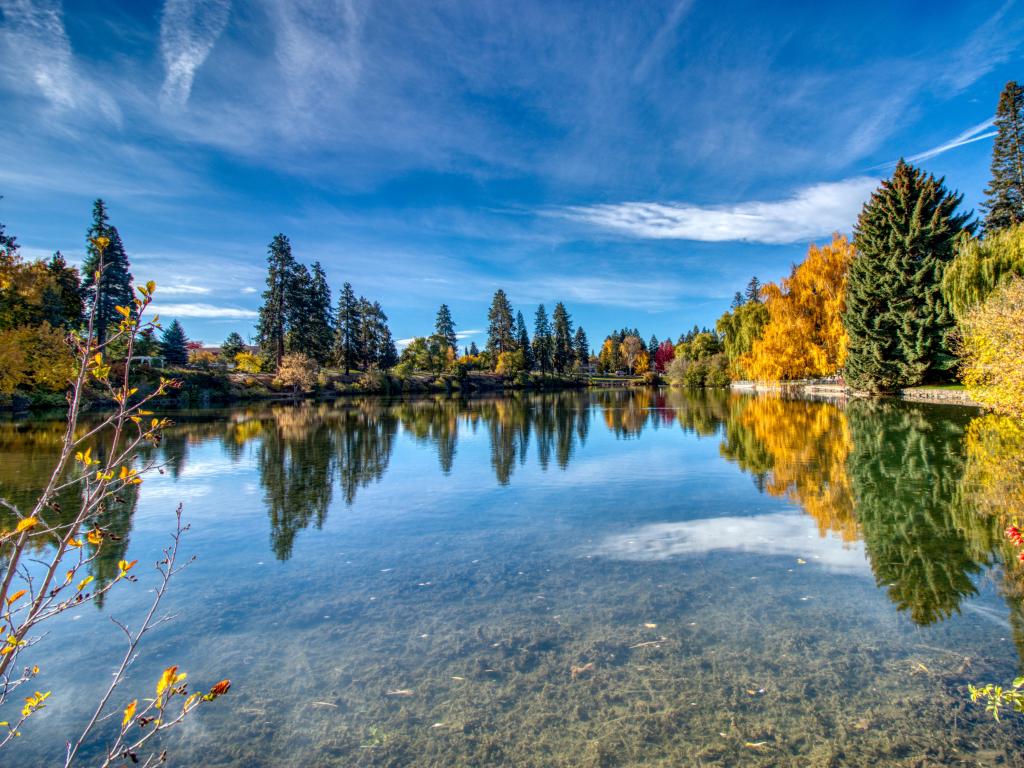 Fall view of Mirror Pond near Drake Park in Bend, Oregon