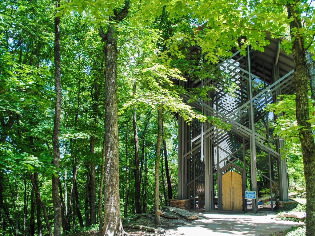 Thorncrown Chapel church in Eureka Springs, Arkansas, USA, designed by E. Fay Jones and surrounded by trees.