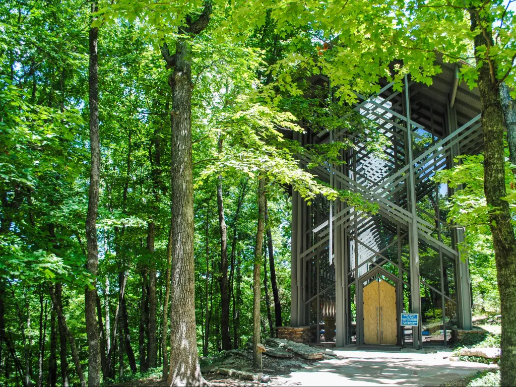Thorncrown Chapel church in Eureka Springs, Arkansas, USA, designed by E. Fay Jones and surrounded by trees.