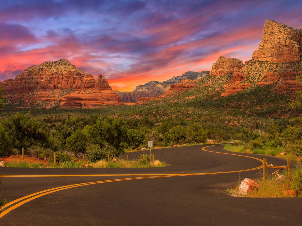 Die historic city Sedona is dominated by colorful sandstone rocks