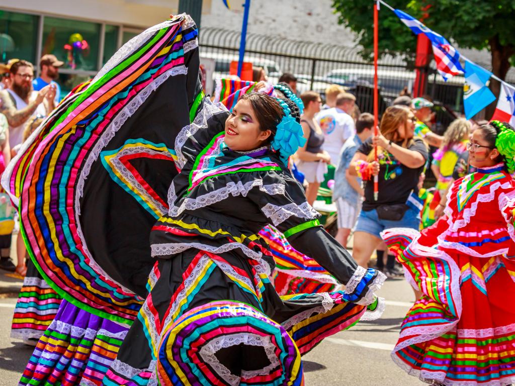  een groep vrouwen die op straat dansen in een kleurrijke jurk tijdens de Pride Parade in Portland, Oregon