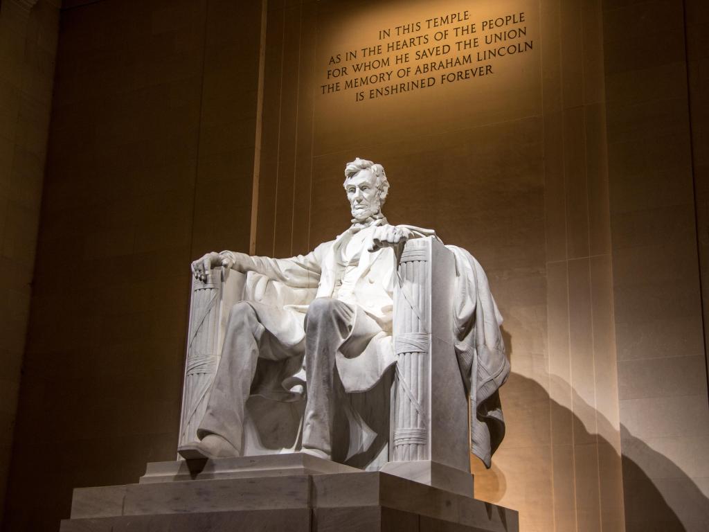A night shot of the Abraham Lincoln Memorial in Washington, DC.