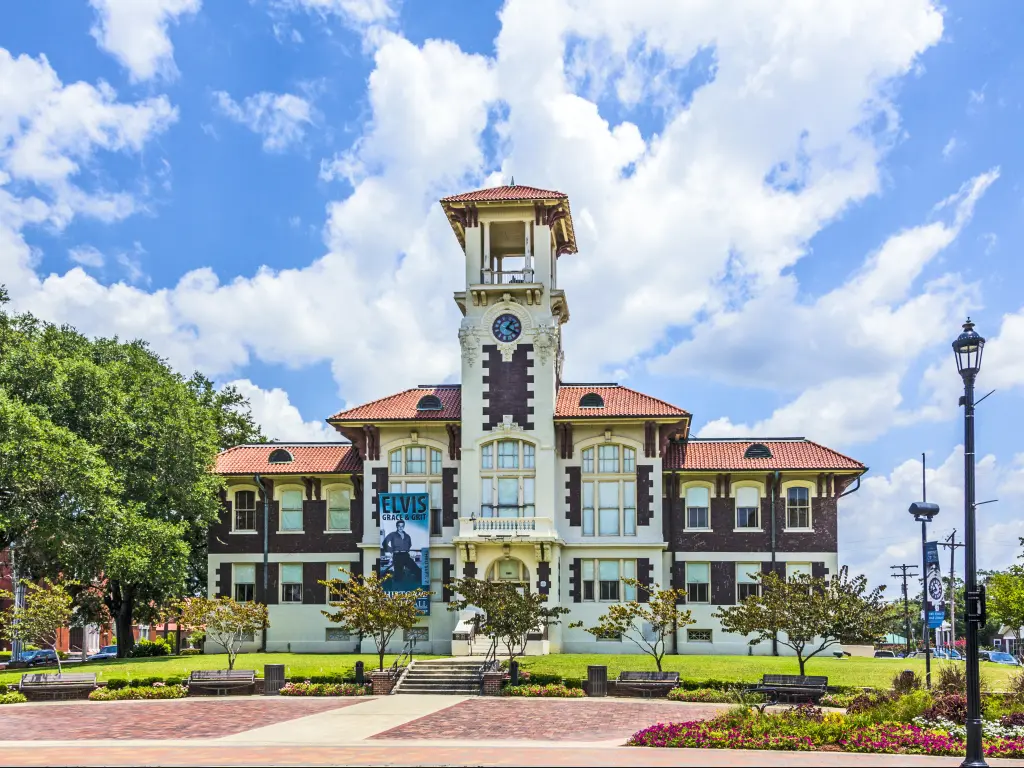The 1911 Historic City Hall in Lake Charles is a public art gallery and hosts travelling exhibitions.