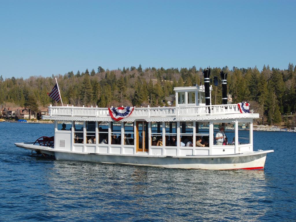 A white steamboat used for touristic tours on the lake