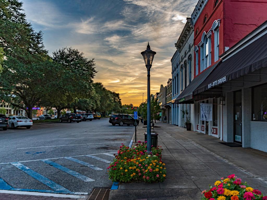 Eufaula, Alabama, USA with a scenic view of historic downtown Eufaula at sunset.