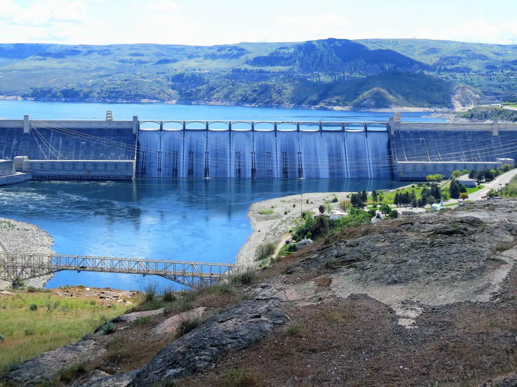 The Grand Coulee Dam, a concrete gravity dam on the Columbia River , on a bright day