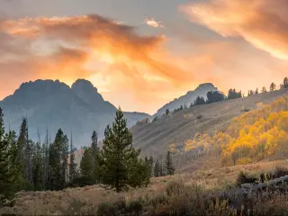 View of the Sawthooth mountains of Idaho in the fall in the evening light.