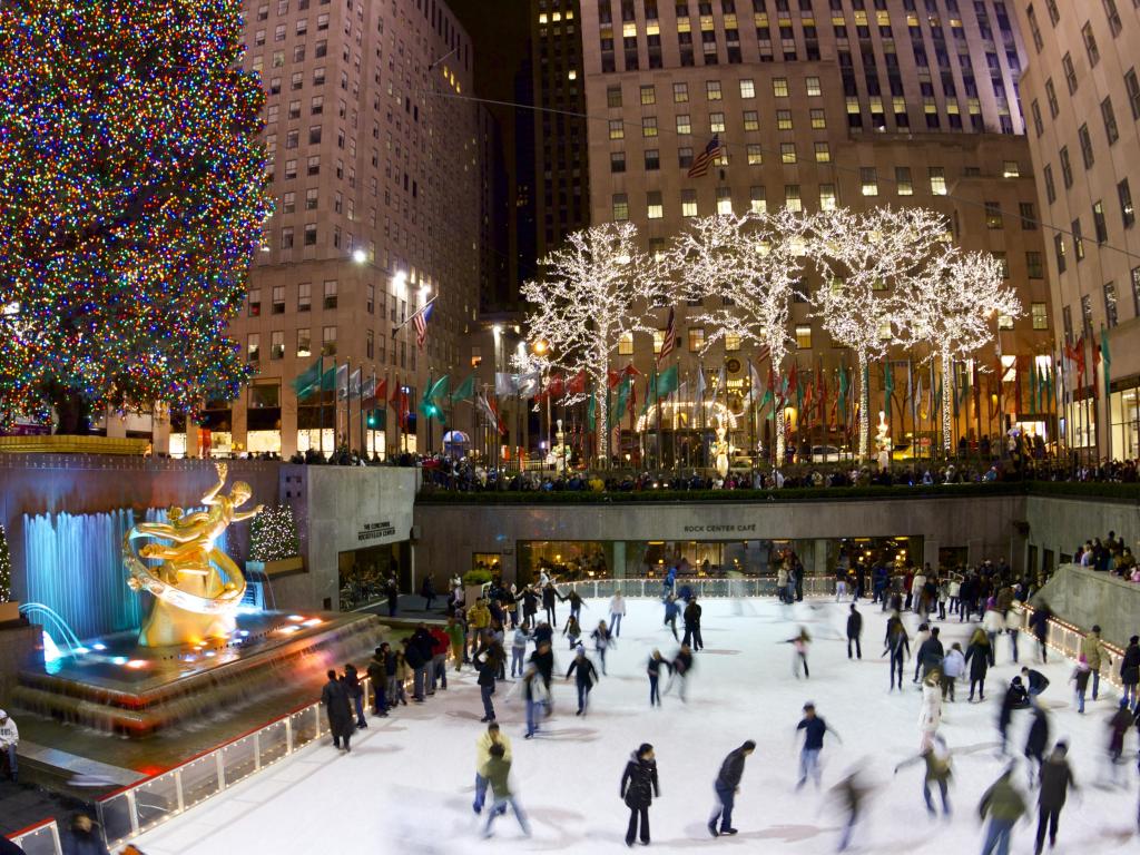 New York: tourists and skaters in the famous Rockefeller Center during the Christmas holidays.