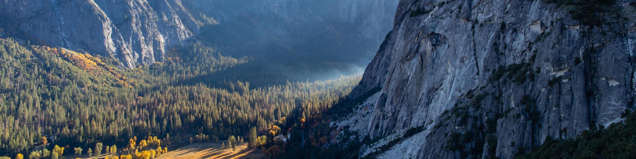 Panoramic views of Yosemite Valley and surrounding peaks from Columbia Rock, Yosemite