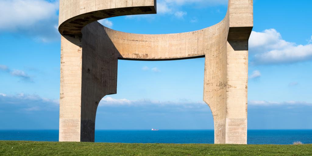 The striking Eulogy Of The Horizon (Elogio al Horizonte) sculpture in Gijon, Spain