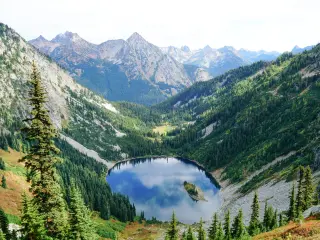 Maple Pass Loop looking down on Lake Ann on a sunny day