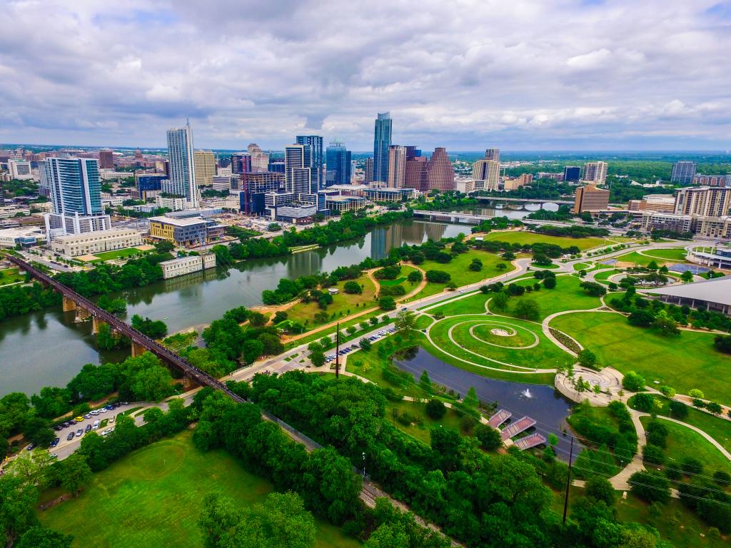 Luftaufnahme von Downtown Austin über den Colorado River, Texas