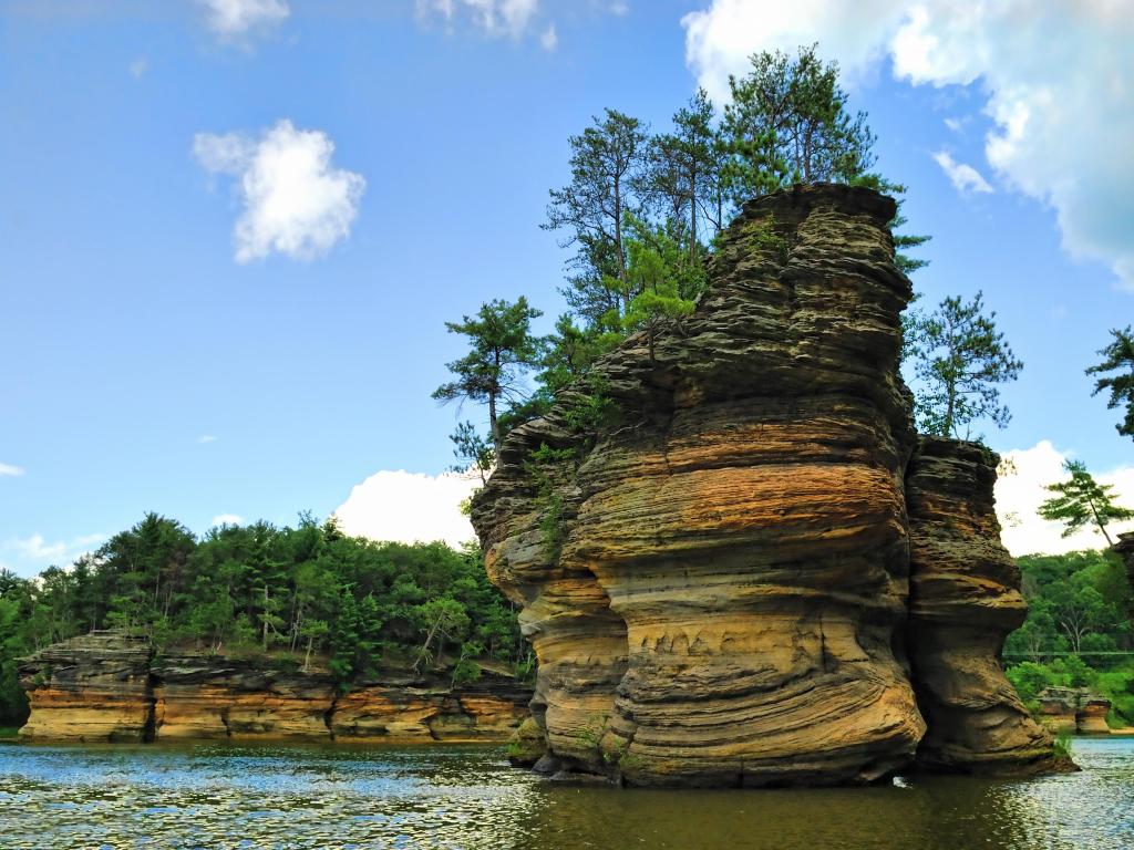 A river view of the tourist attraction of Wisconsin Dells sandstone formation.