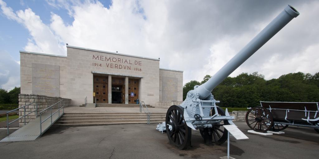 The rectangular outside of the Verdun Memorial, France, with a WW1 heavy gun in front of it