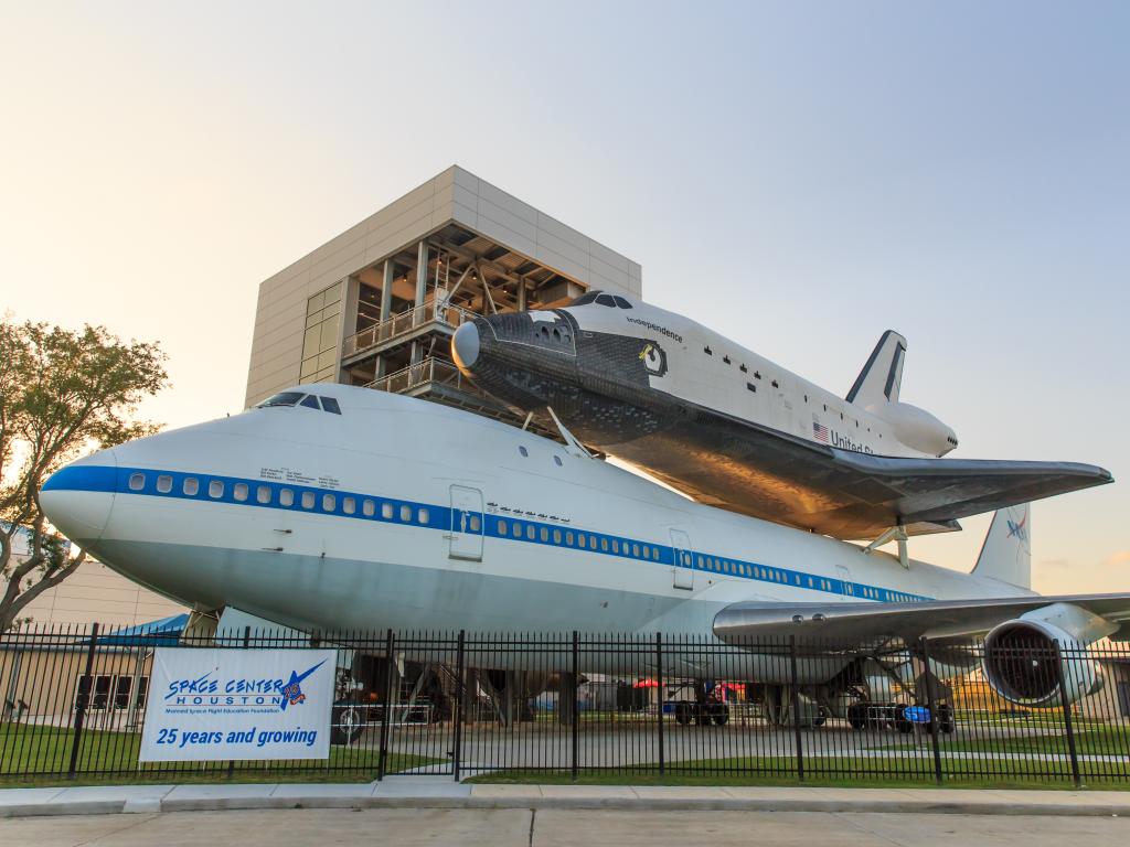 La navette spatiale sur l'Independence Plaza du Space Center près de Houston, au Texas