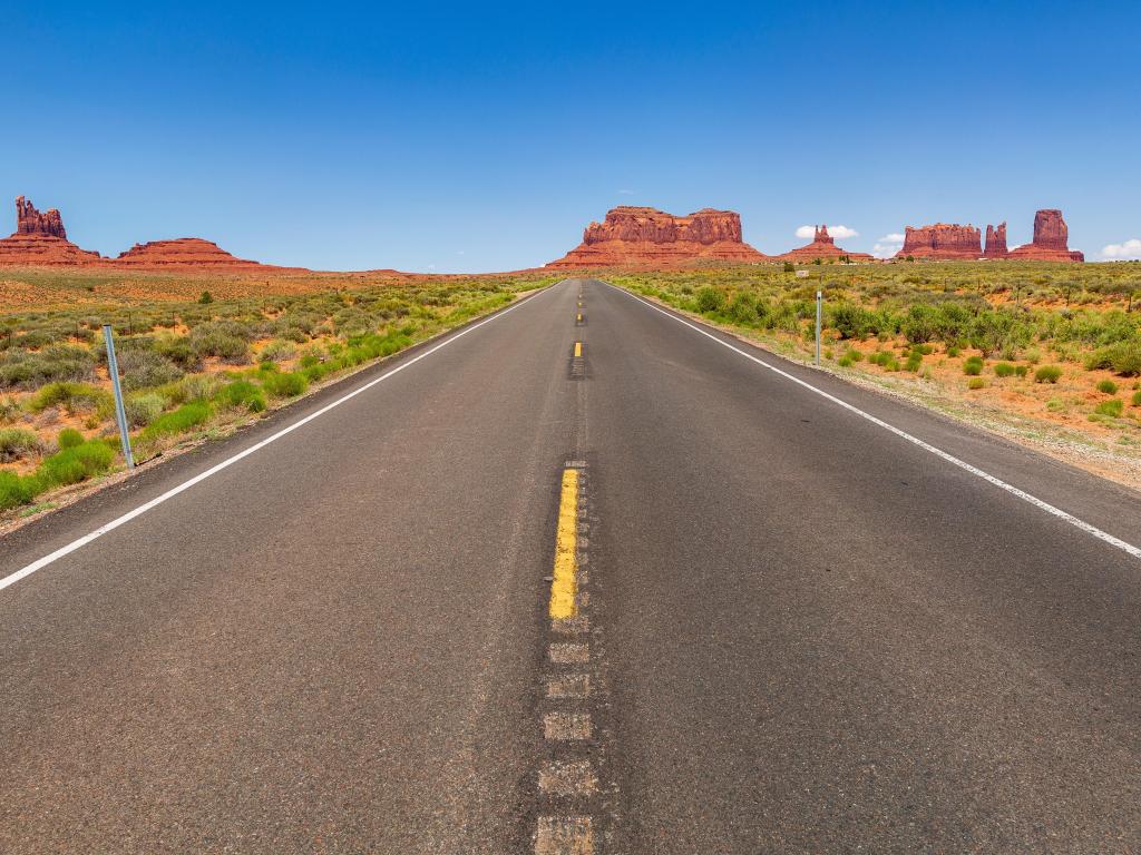 Arches National Park lies north of Moab in the state of Utah. Bordered by the Colorado River in the southeast, it’s known as the site of more than 2,000 natural sandstone arches